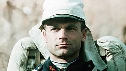 Film Pochoduj nebo zemři: Terence Hill v jedné z hlavních rolí předvedl, že umí i něco jiného než jíst fazole Film Pochoduj nebo zemři: Terence Hill v jedné z hlavních rolí předvedl, že umí i něco jiného než jíst fazole