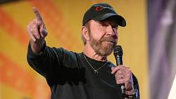 Chuck Norris si nepostavil vlastní rodný dům ani nedokáže vykopat díru do vody. Je to vlastně docela obyčejný smrtelník Chuck Norris si nepostavil vlastní rodný dům ani nedokáže vykopat díru do vody. Je to vlastně docela obyčejný smrtelník