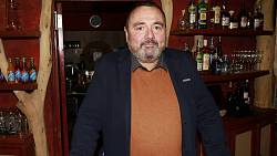 Starosta Bavor si v reálném životě žije jako král, doma vládne kuchyni a má ohromnou spižírnu plnou dobrého jídla a pití Starosta Bavor si v reálném životě žije jako král, doma vládne kuchyni a má ohromnou spižírnu plnou dobrého jídla a pití