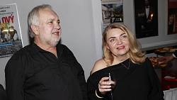 Takhle si hvězda Ulice užívá léto – na dovolené se ženou, na procházce s parťákem Takhle si hvězda Ulice užívá léto – na dovolené se ženou, na procházce s parťákem