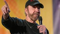 Chuck Norris přijede do Prahy, pokud bude živ. Pokud nebude, přijede taky Chuck Norris přijede do Prahy, pokud bude živ. Pokud nebude, přijede taky