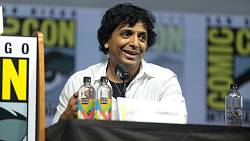 M. Night Shyamalan promění dětskou hračku v hororovou noční můru