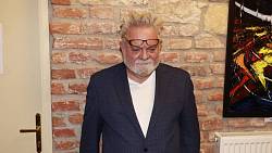 „Děda zabil babičku přede mnou.“ Mrazivé dětství slavného baviče