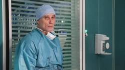 Mezi skalpelem a spravedlností: Drama doktora Harta v nové minisérii Noční operatér začíná