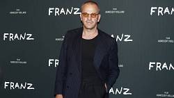 Herec s uhrančivým pohledem je vyučený truhlář, který se rád potí v sauně i tísní v maringotce