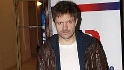 Jiří Mádl konečně našel lásku svého života. S jakými slavnými hvězdami českého showbyznysu chodil před ní?