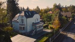 Tři patra, sedm obyvatel, nekonečno problémů: Vítejte ve vile Beranových