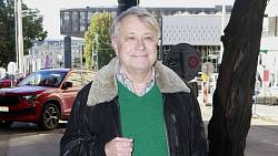 Dárky dostává jen jednou. Legendární tvář Ulice dnes slaví 72 let, uhádnete, o koho jde?