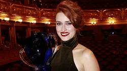 Anička hrnčířka z Tajemství staré bambitky má tajemného přítele. Pracuje také u filmu