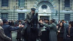 Gangy z Birminghamu se střetnou s 2. světovou válkou. Film naváže na slavný seriál