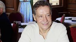 Takto vypadá životní láska herce Pavla Kříže. V domově důchodců pečuje o nemocné seniory