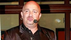 Co dělá dnes bavič Zdeněk Izer. Za pár korun si ho můžete objednat až k sobě domů