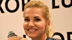 Nahlédněte, jak bydlí Dara Rolins: Bazén s výhledem a svítící vana obložená zlatem. Větší luxus jste neviděli