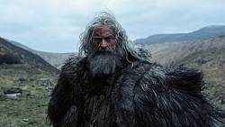 Hugh Jackman jako Robin Hood ukazuje legendu bez příkras. Temné, krvavé a intimní