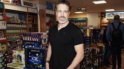 Nejdřív s dětmi hrál divadlo, pak se stal jejich otcem. Dojemný příběh herce Václava Vašáka