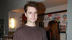 Oskar Hes už nebydlí s mužem, ale byt konečně sdílí se svou krásnou přítelkyní