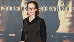 Milena Steinmasslová je samotářka. Rozvedla se s kameramanem seriálu Ranč U Zelené sedmy