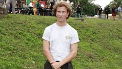 Neslyšící Adam ze seriálu Polabí je synem slavného hereckého páru. Tipněte, kdo jsou jeho rodiče