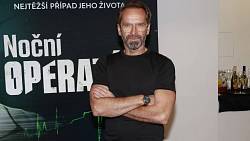 Filmový kvíz: Seděl za loupežné přepadení a pak se stal sexsymbolem českých žen. Uhodnete, o kterého slavného herce jde?