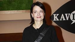 Herečka Jana Stryková vyměnila pražský byt za ráj v Krkonoších. Podívejte, jak nádhernou roubenku si koupila