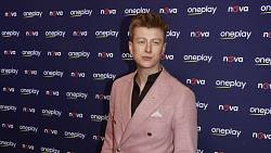 Jak bydlí Adam Mišík? Činžák z roku 1910 předělal na supermoderní loft. Z kuchyně si sednete na zadek