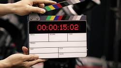 Leonado DiCaprio se z Prahy přesunul do Kolína. Zámek Ratboř je v obležení bulvárních novinářů