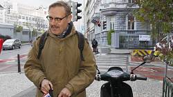 David Matásek zrekonstruoval chalupu postavenou ze dvou železničních vagónů. Nahlédněte, jak úžasné místo vytvořil