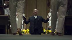 Sexuální výchova skončila, začíná mrazivý kult: Asa Butterfield vyměnil vtipy za náboženský fanatismus