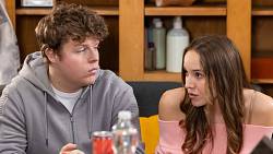 Zítra v Ulici: V pátek budou Laura i Roman úplně paf z toho, co se dozvědí