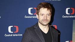 Nahlédněte do pražského bytu herce Jiřího Mádla. Luxus nečekejte, najdete pohodu, surové materiály a odhalené cihly