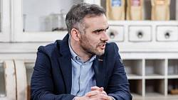 Ulice: Stalker se objeví na prahu Adrianina bytu. Už je jasné, kdo to je