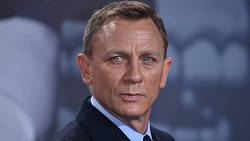 Daniel Craig výrazně omládl: Shodil vlasy a šel řešit do vězení Cilliana Murphyho
