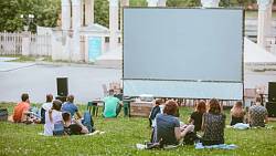 Letní kina otevřela pomyslné dveře, návštěvníky ale zvou nejen na filmy