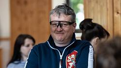 Tomáš Jeřábek ze seriálu Jedna rodina je pro syna něco mezi rodičem a babičkou Tomáš Jeřábek ze seriálu Jedna rodina je pro syna něco mezi rodičem a babičkou