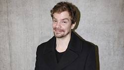 Petr Buchta slaví narozeniny. Nezodpovědný floutek bez bydlení a peněz, takový byl Vojta Kalich z Ulice Petr Buchta slaví narozeniny. Nezodpovědný floutek bez bydlení a peněz, takový byl Vojta Kalich z Ulice