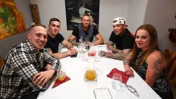 Prostřeno Speciál: Svalnatí a drsní bojovníci MMA odhalí, jak se umí poprat s vařečkou Prostřeno Speciál: Svalnatí a drsní bojovníci MMA odhalí, jak se umí poprat s vařečkou