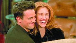 Chandler Bing si prožil krátkou epizodku s Julii Roberts nejen v seriálu Přátelé a zkoušel to i na Jennifer Aniston Chandler Bing si prožil krátkou epizodku s Julii Roberts nejen v seriálu Přátelé a zkoušel to i na Jennifer Aniston