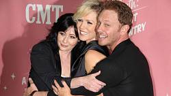 FOTOKVÍZ: Ukažte, zda znáte jména hereček ze seriálu našeho mládí Beverly Hills 90210 FOTOKVÍZ: Ukažte, zda znáte jména hereček ze seriálu našeho mládí Beverly Hills 90210