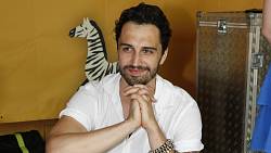 Fešák Šimon Bilina jako Haďák ze seriálu ZOO to umí s hady, ale na Sid si netroufá. Pochlapí se konečně? Fešák Šimon Bilina jako Haďák ze seriálu ZOO to umí s hady, ale na Sid si netroufá. Pochlapí se konečně?