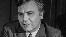 Žena za pultem: Kdoví, zda by Haničinec vzal roli, kdyby tušil, že jeho muchlování se Švorcovou bude politický problém Žena za pultem: Kdoví, zda by Haničinec vzal roli, kdyby tušil, že jeho muchlování se Švorcovou bude politický problém