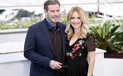 Další rána po smrti milovaného syna. John Travolta oznámil smrt jeho manželky Kelly Preston Další rána po smrti milovaného syna. John Travolta oznámil smrt jeho manželky Kelly Preston