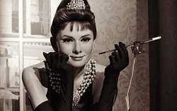 Snídaně u Tiffanyho: Proč hlavní roli nedostala Marilyn Monroe a kolik si vydělala Audrey Hepburn