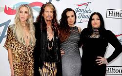 Slavný zpěvák Steven Tyler má "patent" na krásné dcery: Věděli jste, že nejen Liv je herečkou?