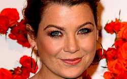 Seriál Chirurgové: Ellen Pompeo v roli Meredith Grey se vrátí na televizní obrazovky nejspíš až příští rok Seriál Chirurgové: Ellen Pompeo v roli Meredith Grey se vrátí na televizní obrazovky nejspíš až příští rok