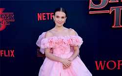 Enola Holmesová (2020) - Sherlockova mladší sestra jde do akce. V hlavní roli zazářila oblíbená Millie Bobby Brown Enola Holmesová (2020) - Sherlockova mladší sestra jde do akce. V hlavní roli zazářila oblíbená Millie Bobby Brown