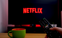 Novinky, které dorazí na Netflix ještě do konce roku – seriály, dramata i české filmy
