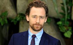Tom Hiddleston jako Thorův bratr Loki nebo Hamlet. Herec exceluje na jevišti i před kamerou