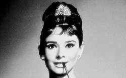Nezapomenutelná Audrey Hepburn jako mladá a divoká indiánka Nezapomenutelná Audrey Hepburn jako mladá a divoká indiánka
