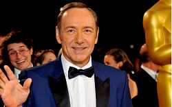 Herec Kevin Spacey platí nyní daň za opilecké eskapády z devadesátých let. Kampaň #Me Too mu zničila kariéru Herec Kevin Spacey platí nyní daň za opilecké eskapády z devadesátých let. Kampaň #Me Too mu zničila kariéru