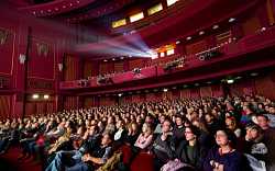 Filmový festival v Benátkách zná vítěze: je jím film o moderní nomádce Filmový festival v Benátkách zná vítěze: je jím film o moderní nomádce